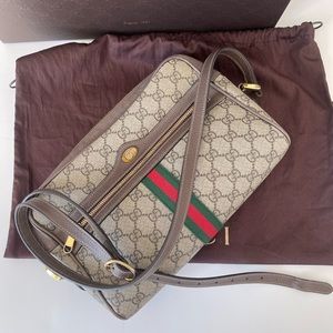 GUCCI SUPREME GG SHOULDER BAG